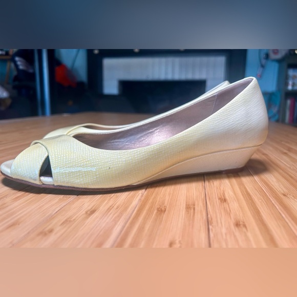 Cole Haan Kitten Heel Criss Cross Ivory Textured Patent leather size 9.5 - Picture 4 of 15